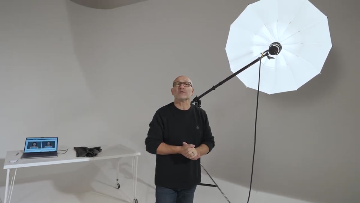 Lighting comparison visualizer showing beauty dish versus deep focus umbrella