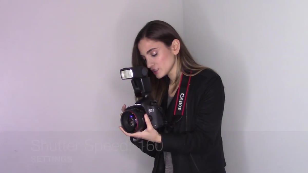 Camera settings display showing shutter speed and aperture