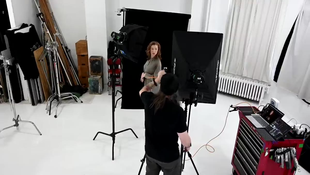 Both lights firing together at equal power, flat lighting result