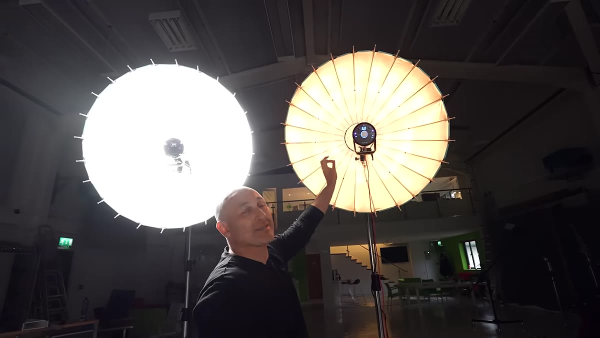 Studio flash with modeling lamp dimmed to low power