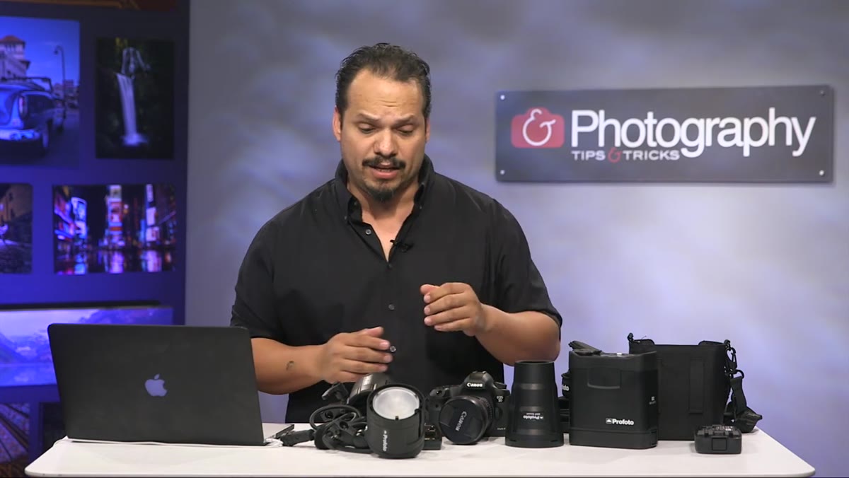 RC detaches and holds the B2 flash head separately