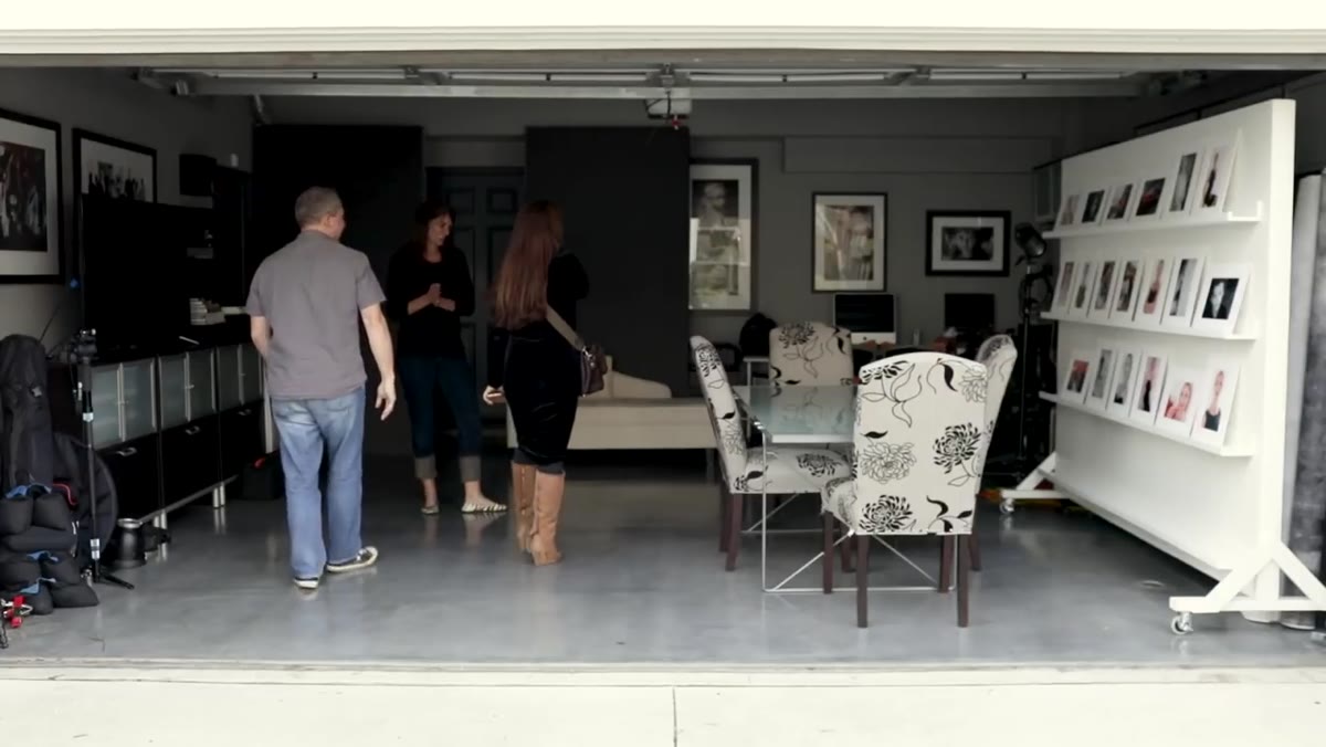 Sue Bryce reacting to garage studio entrance